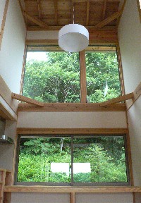 裏山の緑が迫るリビングには涼しい風が通り抜ける